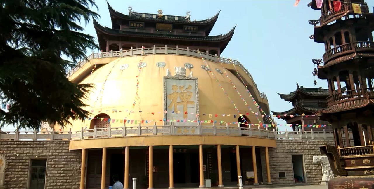 万佛禅寺山门,大雄宝殿真是气派,禅寺中还有两尊肉身菩萨,惊讶