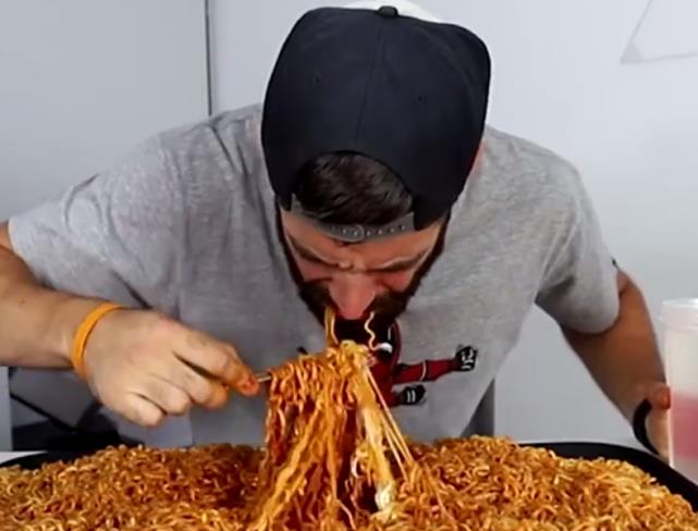 外国人挑战吃15包"鬼椒面",表情十分僵硬,网友直言太作了