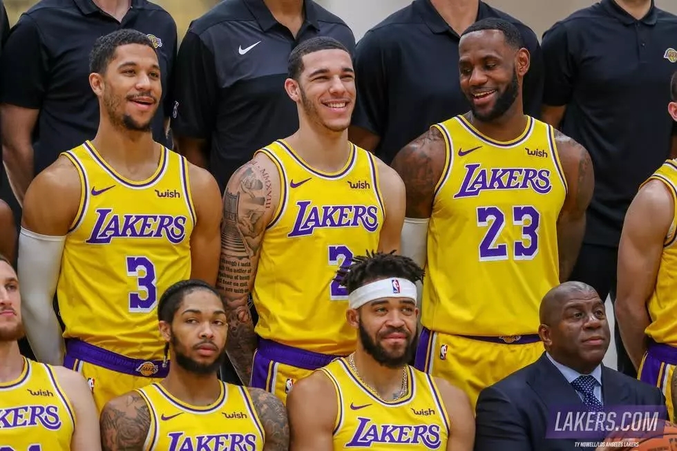 湖人今天拍本赛季全家福,看样子球队的兄弟们放弃的很彻底啊