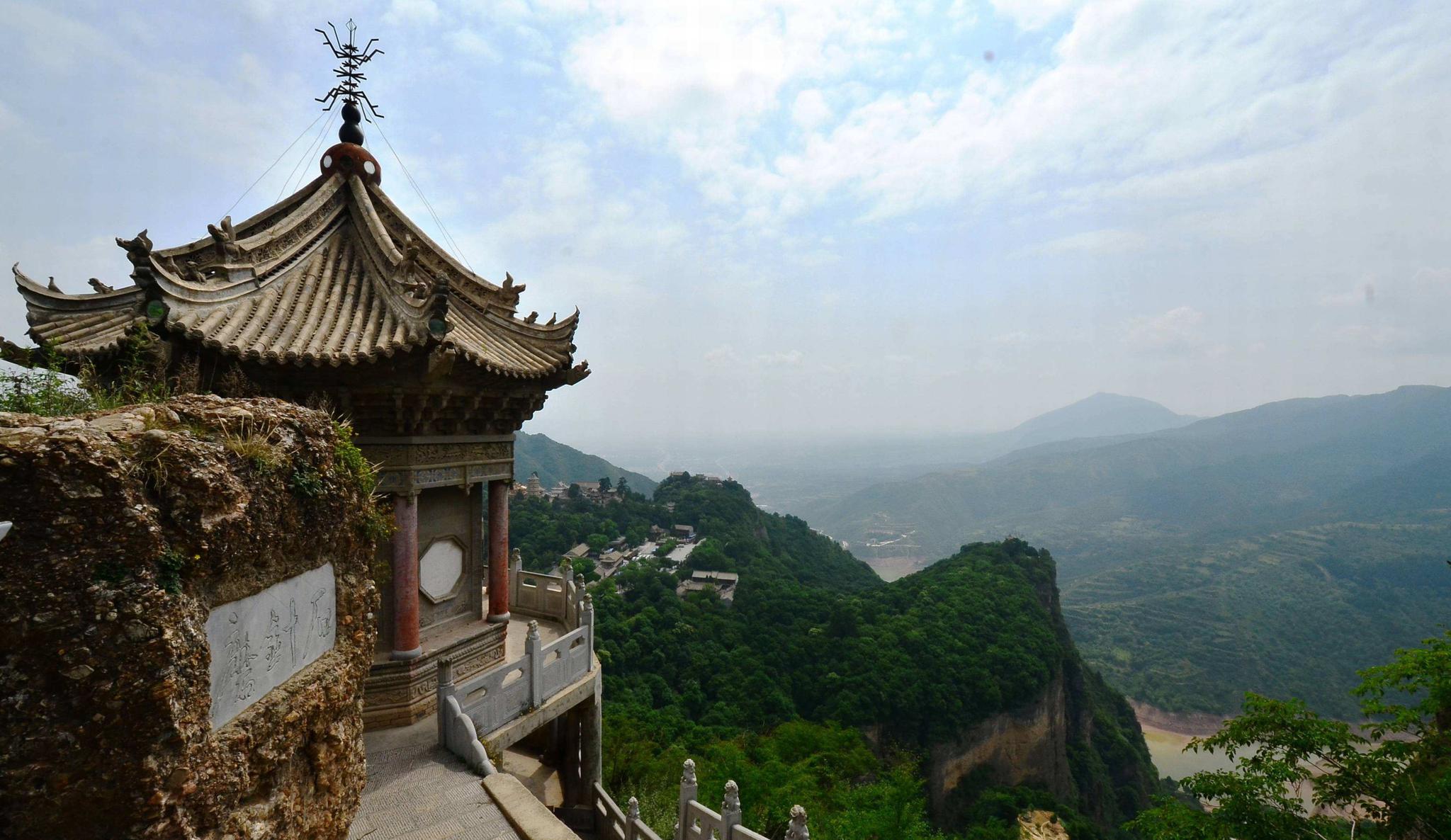 1 / 8 崆峒山,位于甘肃省平凉市,是丝绸之路西出关中之要塞.