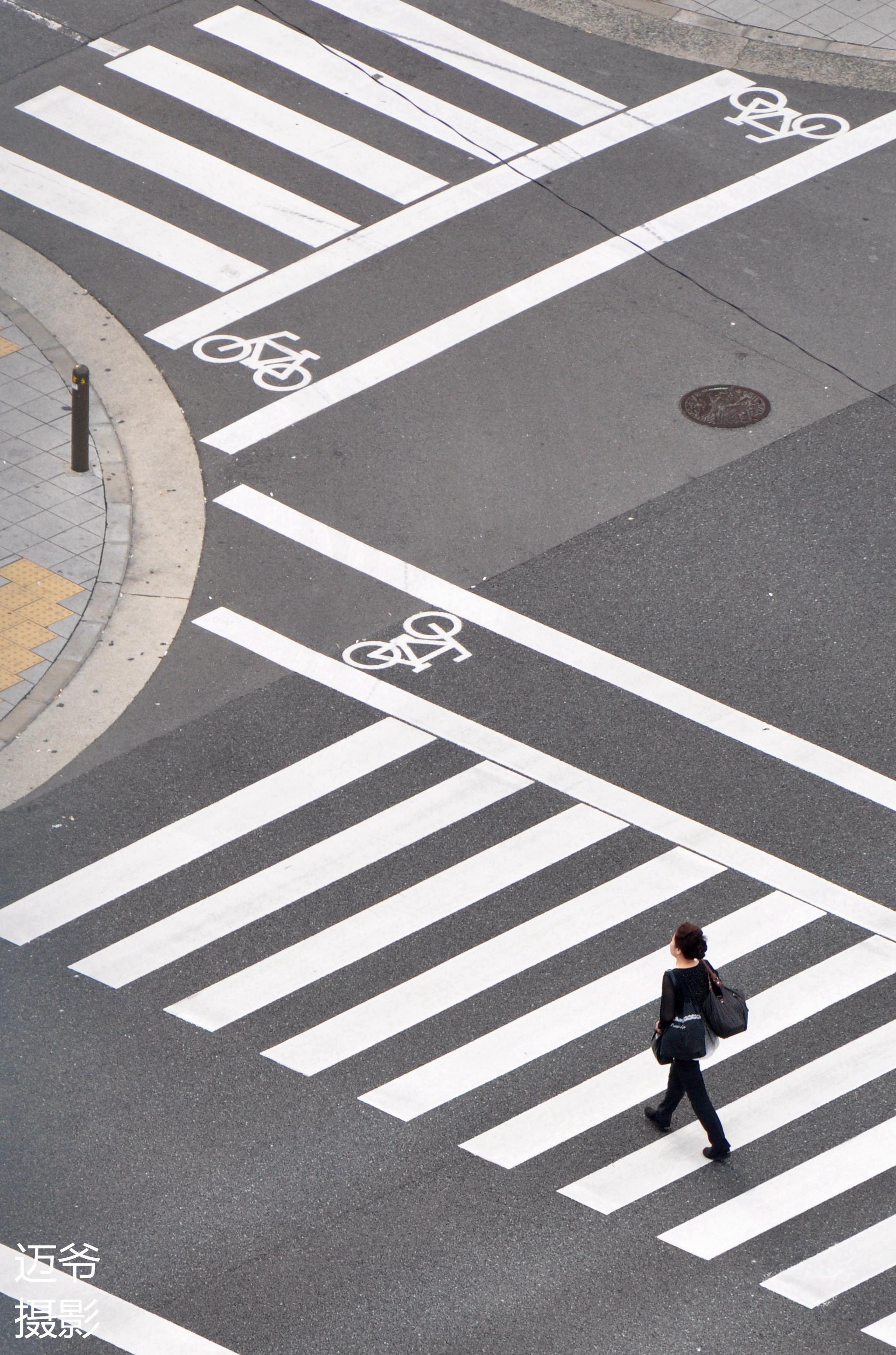 首条新型智慧斑马线“亮相”南京路 人行横道会发光 提醒“低头族”|斑马线|行人|南京路_新浪新闻