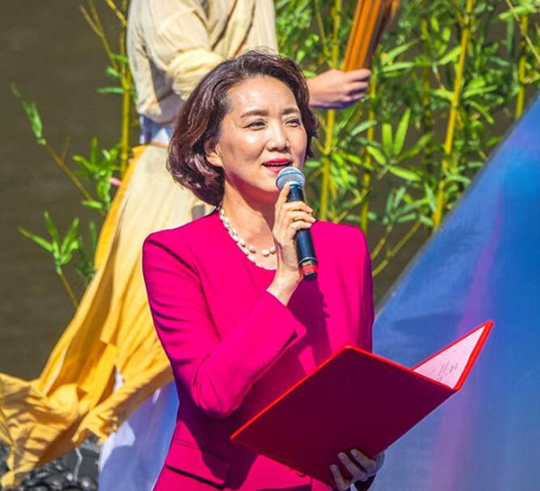 56岁原《新闻联播》主播李修平近照,优雅端庄气质好