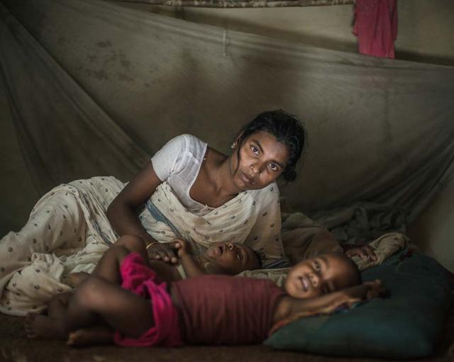 实拍未成年的怀孕少女独自面对分娩过程