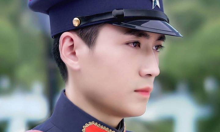 朱一龙:英俊帅气,朱一龙的军装简直太迷人了,这样的他魅力十足