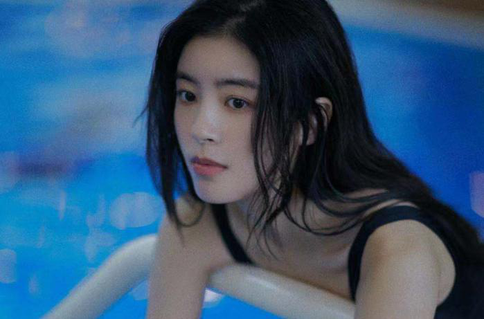 </i>董馨写真曝光展清冷气质 《超新星全运视频主