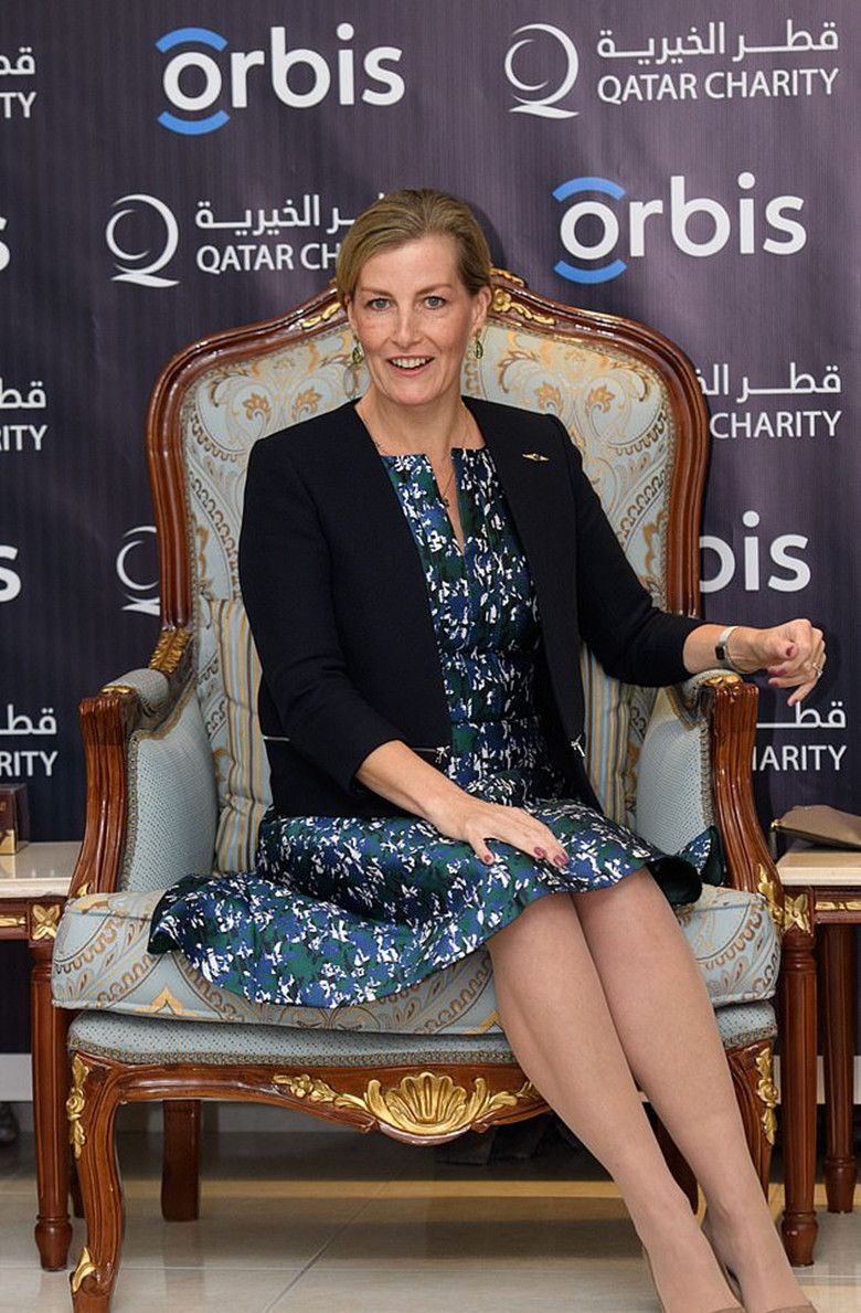 最轻松自在的当然还是她咯|坐姿|英国女王|女性_新浪新闻