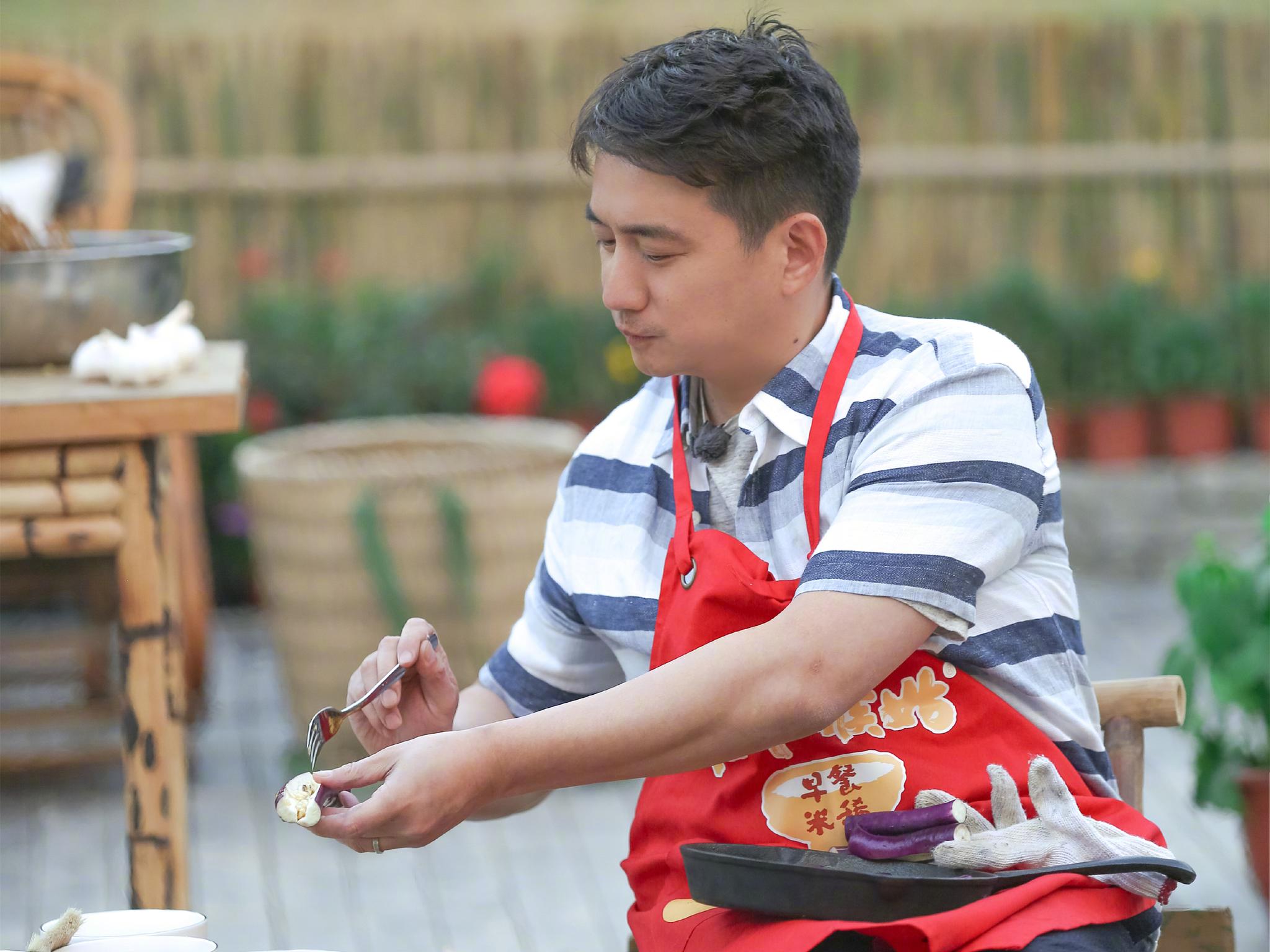 21年师生情!海清给黄磊订蛋糕庆生,看完蛋糕后黄磊却叹了口气