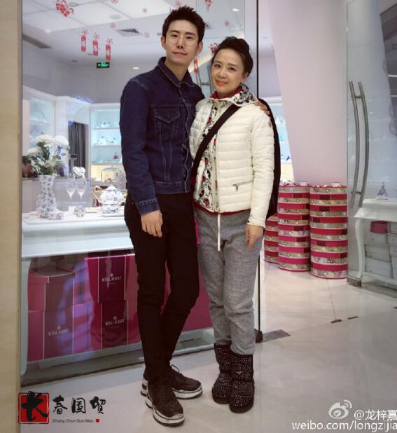 86版《西游记》"蜘蛛精"姚嘉和儿子合影照曝光,母子好似姐弟