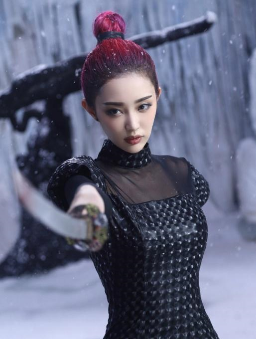 共同出品的科幻动作电影《破梦游戏之不醒城》,正式以演员身份出道,在