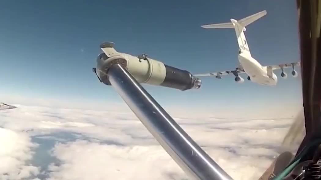 从输油管视角看战斗机空中加油,对接的瞬间感觉一切都静止了!