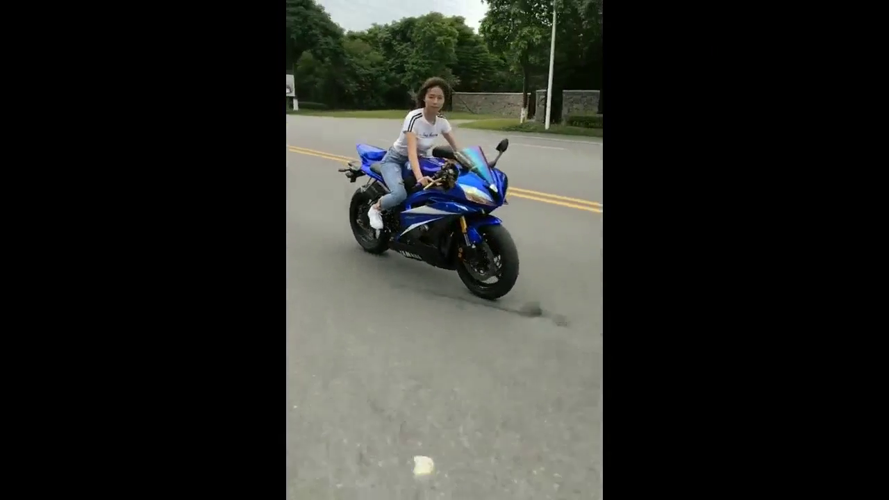 骑 摩托车的 妹子急轰油门,我决定超过她!