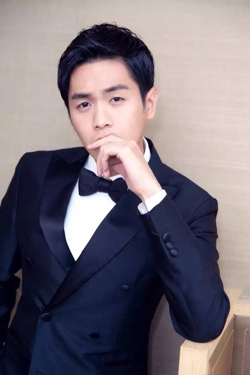 明星张若昀,娱乐圈偶像演员,英俊帅气,被誉为"军装美男"