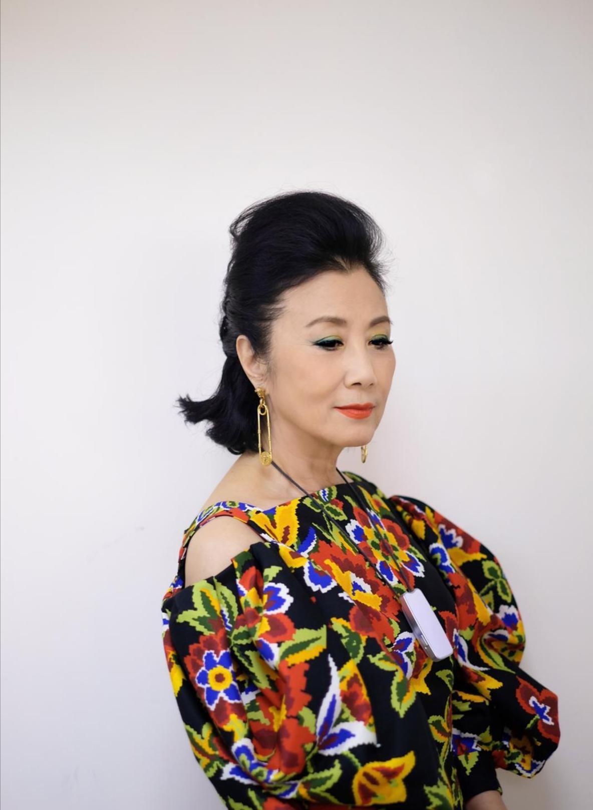 汪明荃花裙鸡冠头造型太酷,73岁心态依然年轻,女神气质爆棚!