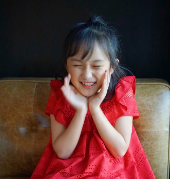 九岁的刘楚恬可爱卖萌4连拍网友想生个这样的女儿
