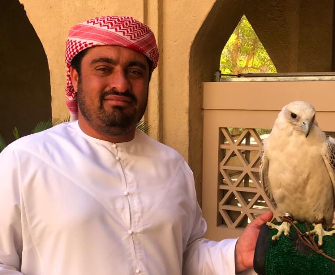 迪拜土豪为何不穿金戴银,而是清一色的白袍呢?看到价格吓一跳