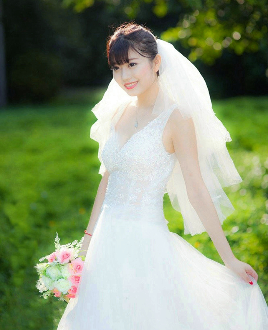 外景下的纯洁美丽唯美开心新娘子