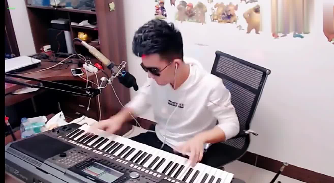 音乐达人纪伟电子琴自弹自唱演唱歌曲《放不下的情缘》