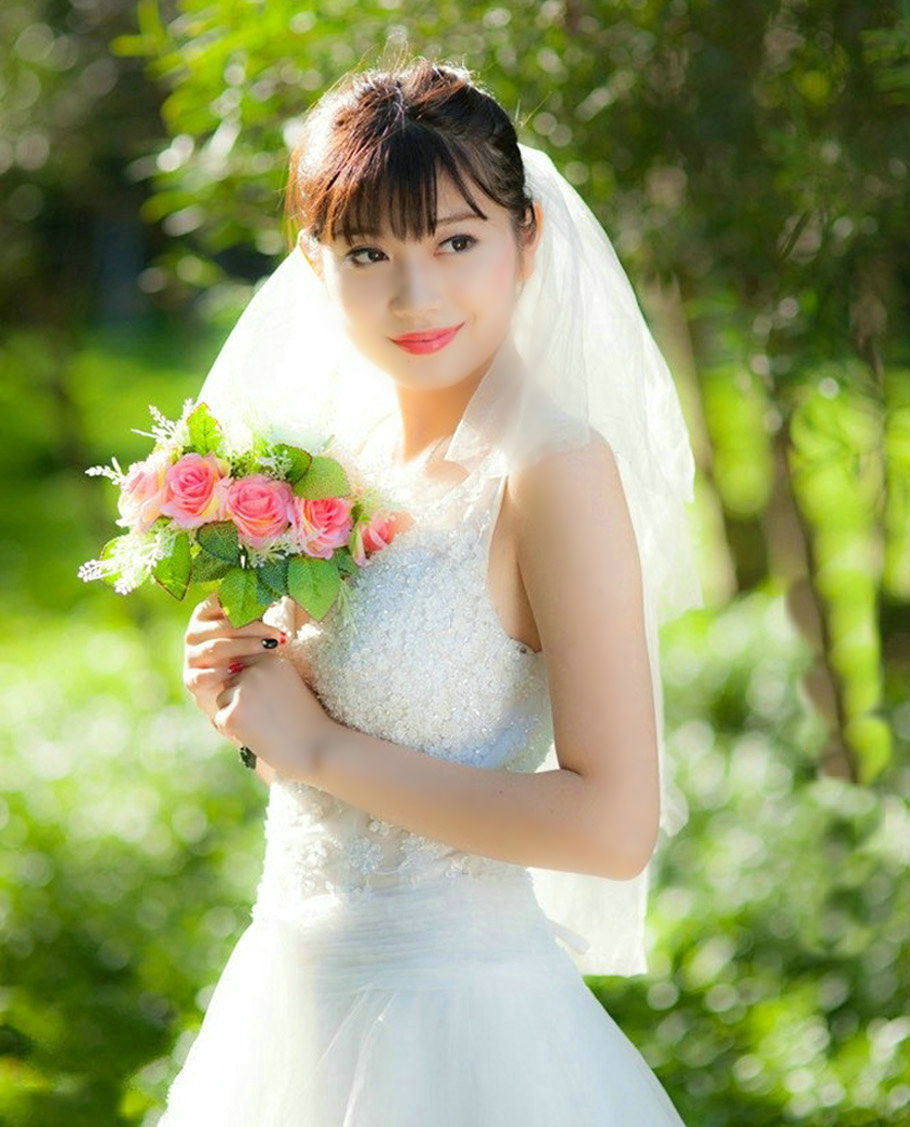 外景下的纯洁美丽唯美开心新娘子