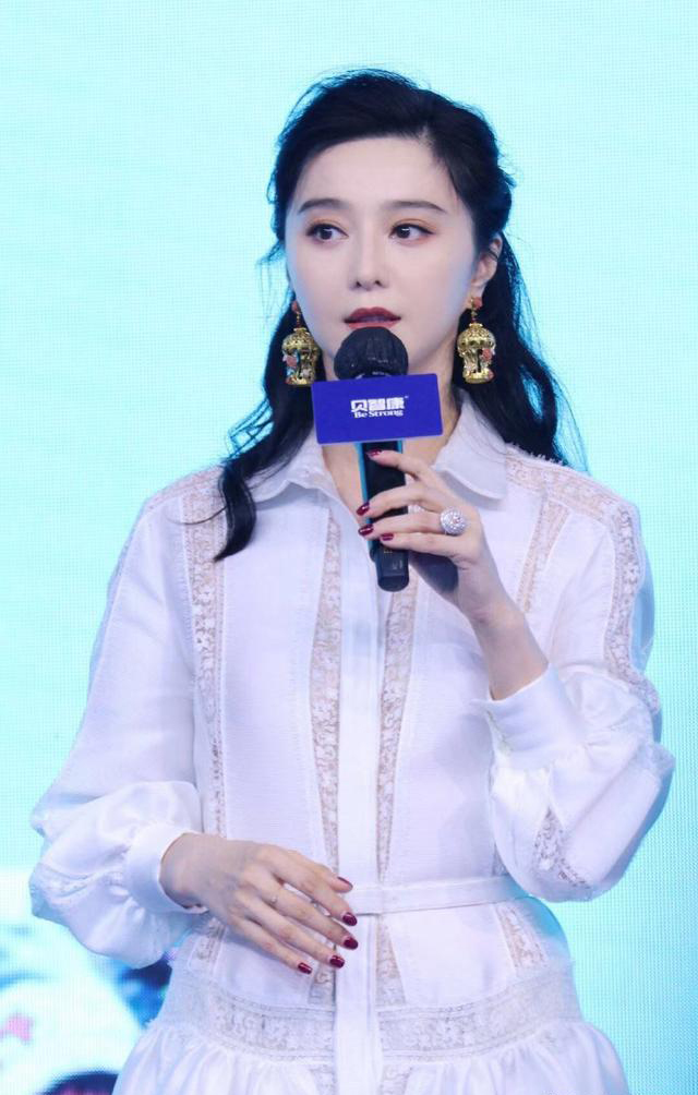 范冰冰出席活动,一袭白色蓬蓬裙,清新甜美超减龄