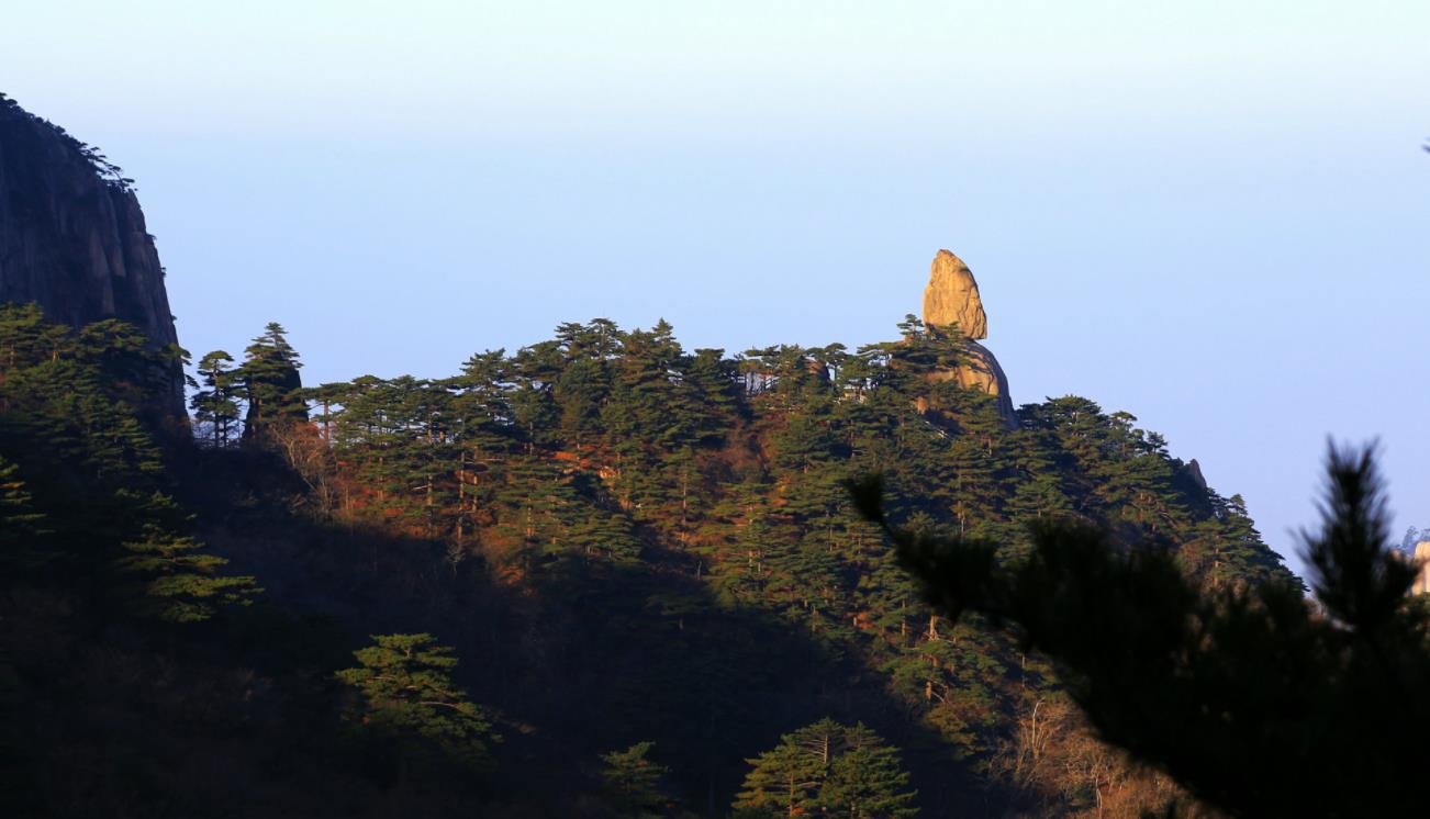 中國最神奇的一塊石頭,位於黃山風景區,造型奇特人稱飛來石