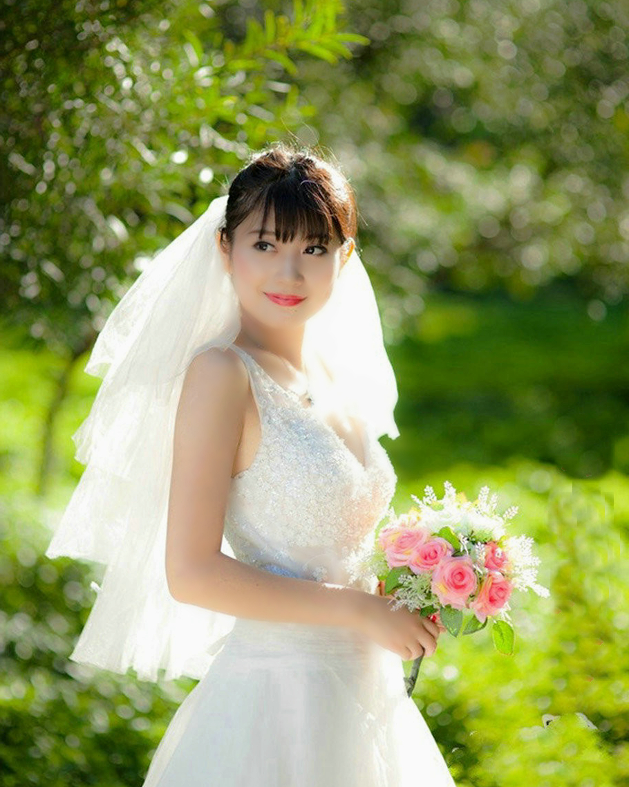 外景下的纯洁美丽唯美开心新娘子