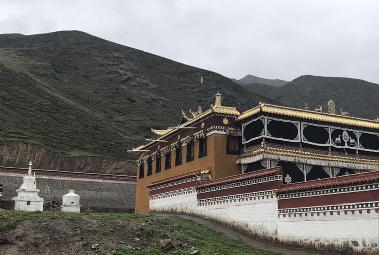 在小雨连连的这一天,来到这红尘之外的江可寺