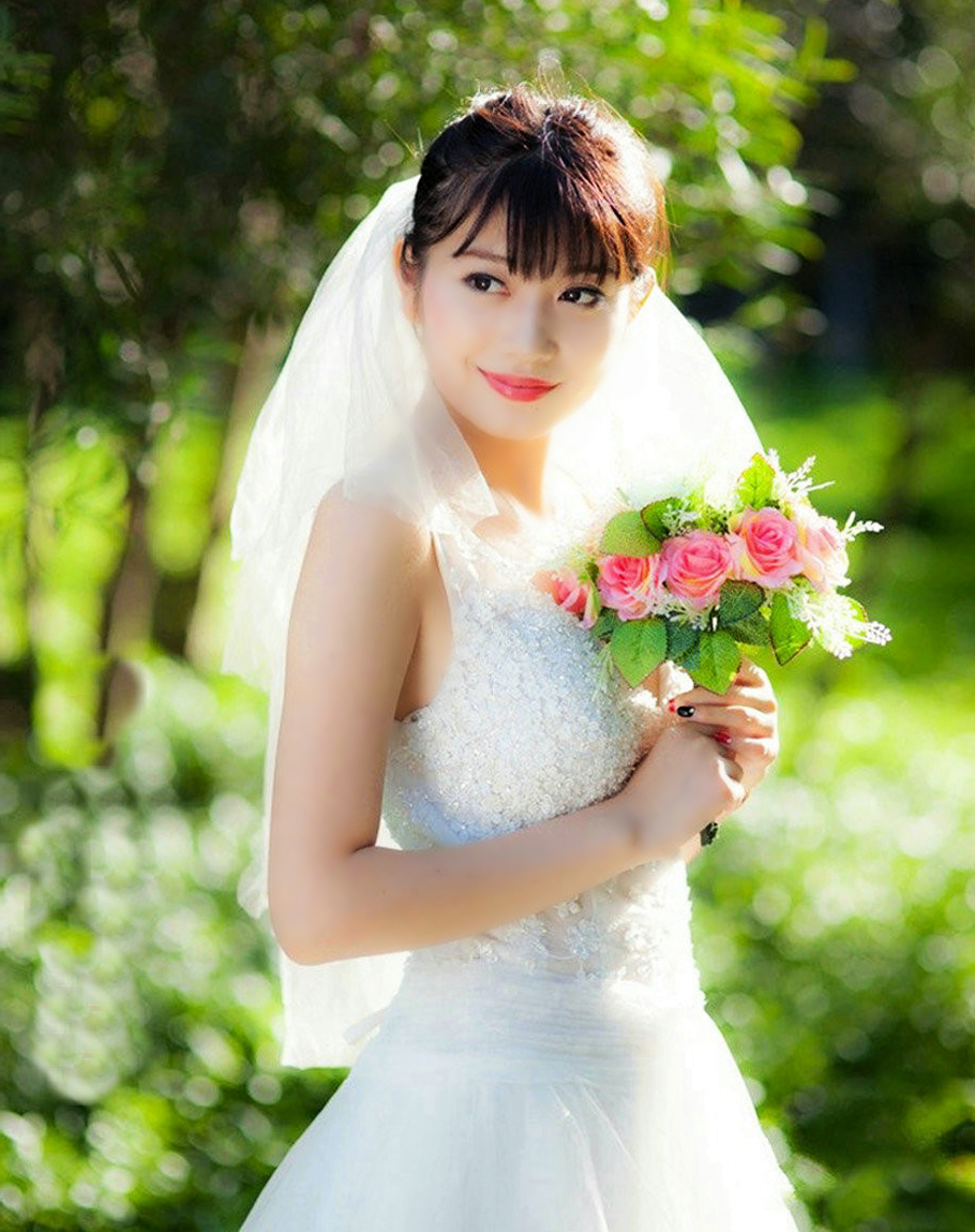 外景下的纯洁美丽唯美开心新娘子