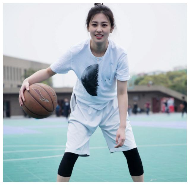 中美现役公认篮球女神大比拼,她的颜值显然更高