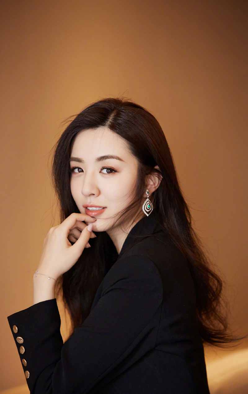 女演员王晓晨优雅干练活动写真