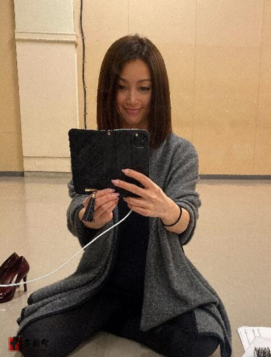 49岁酒井法子近照曝光保养得宜风韵犹存靠商演奔波赚钱