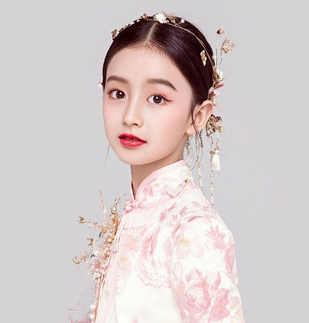 裴佳欣长得非常甜美可爱,精致的五官加上精致的妆容