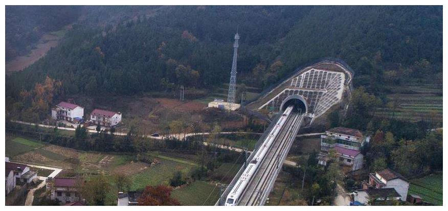 中國(guó)最“牛”鐵路，穿越秦嶺92%由高橋隧道構(gòu)成，鋪軌全程帶剎車