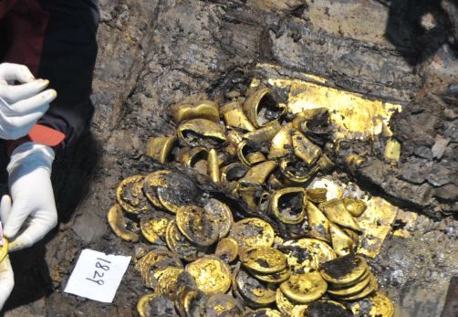 文物出土现场6张图,不同古墓,总有一张会让你震撼|_新浪新闻