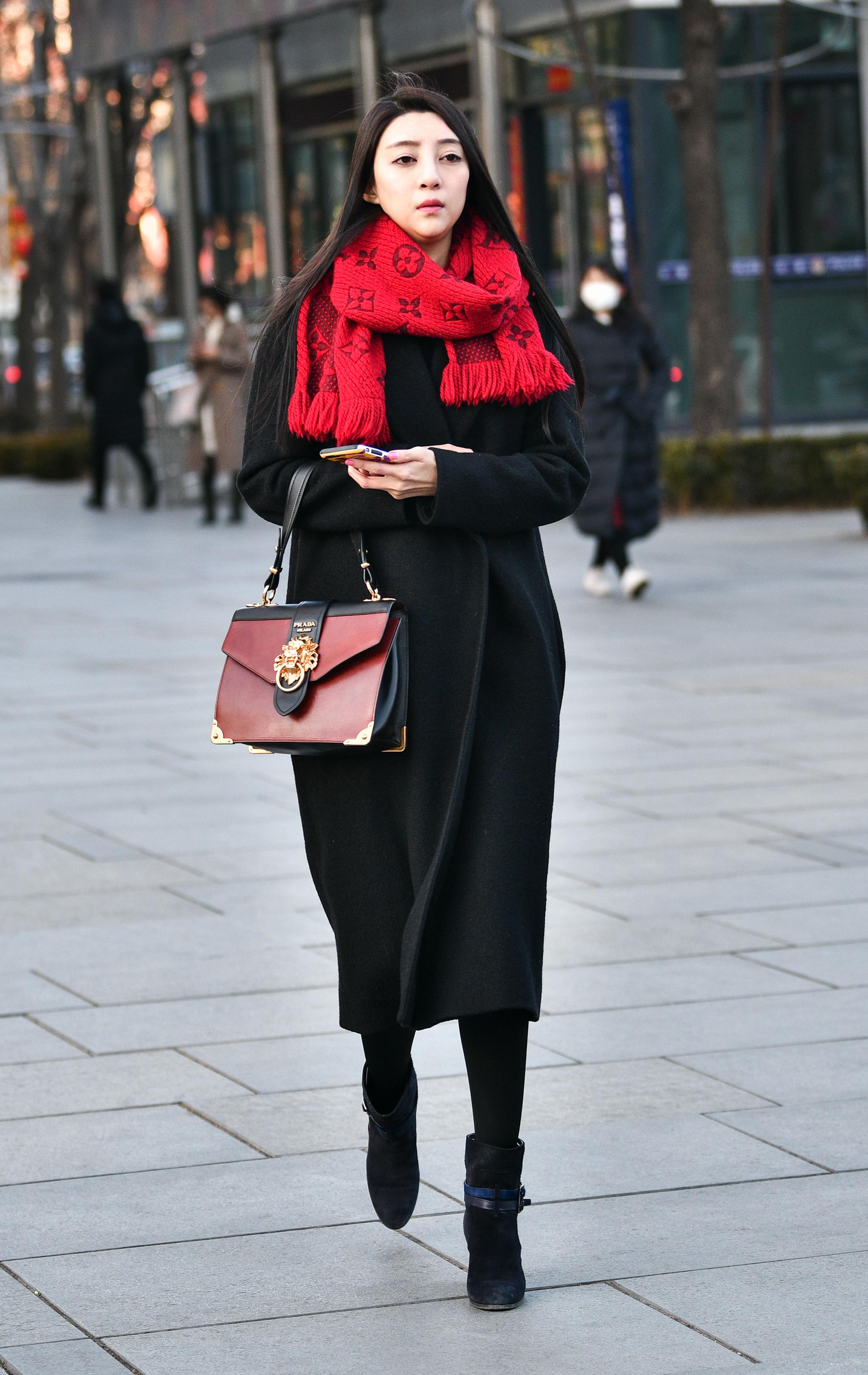 时尚三里屯,姑娘穿搭丰富多彩,当属穿呢子大衣美女最耀眼