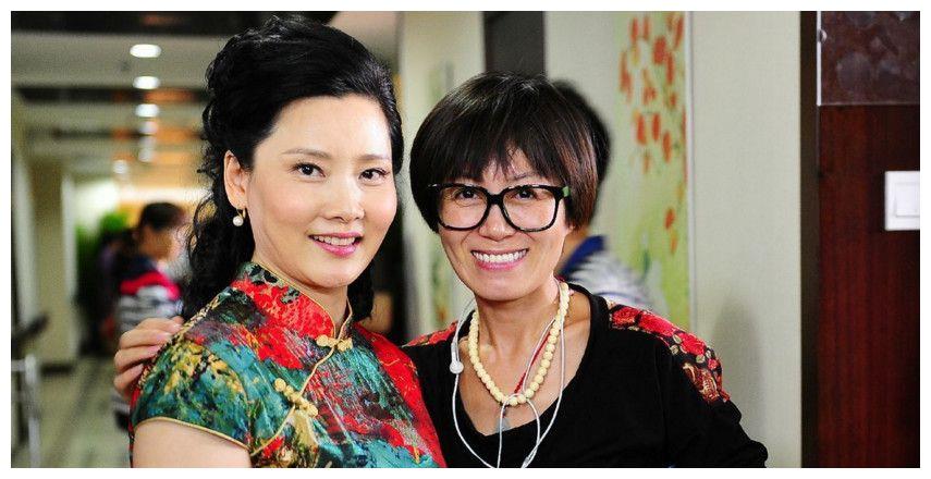 56岁何赛飞近照,夫妻恩爱婚后十年才有的孩子,儿子随她姓何