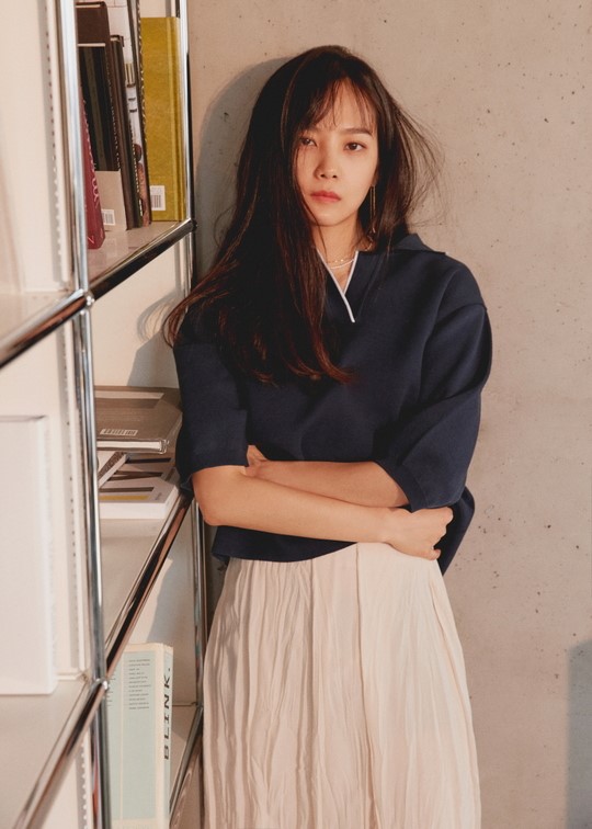 韩国女艺人尹胜雅拍时装照展多样魅力