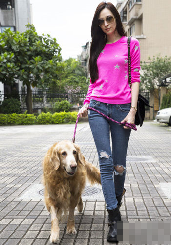 街拍小姐姐水灵秀气凹凸有致时髦总有风格适合你