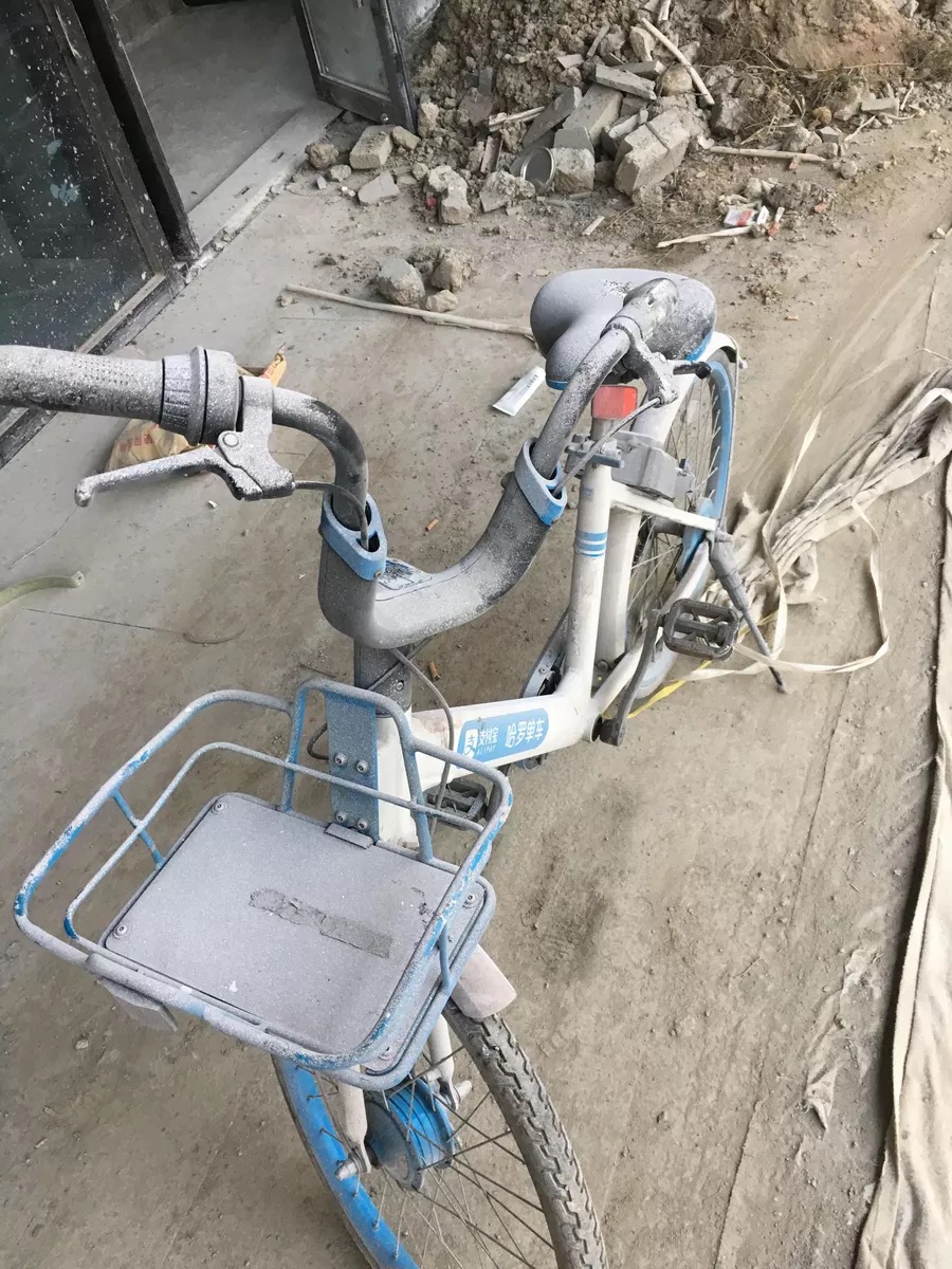 杭州一工地内50余辆共享单车被破坏总价80000元