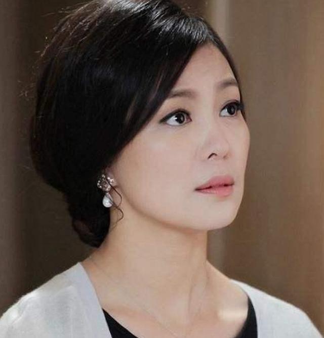 她曾参演《红楼梦》中的秋桐一角,遇到作家成为了人们羡慕的情侣|荣蓉