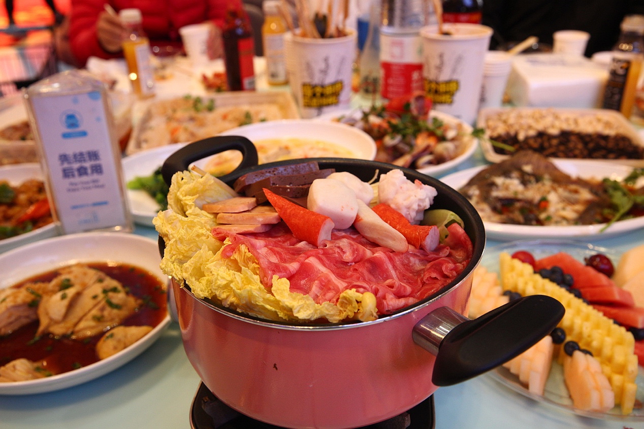 除夕夜,200名外卖小哥保安吃上免费大餐,帝王蟹比目鱼可随意吃