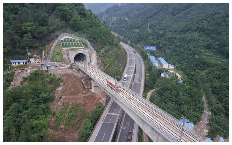 中國(guó)最“?！辫F路，穿越秦嶺92%由高橋隧道構(gòu)成，鋪軌全程帶剎車