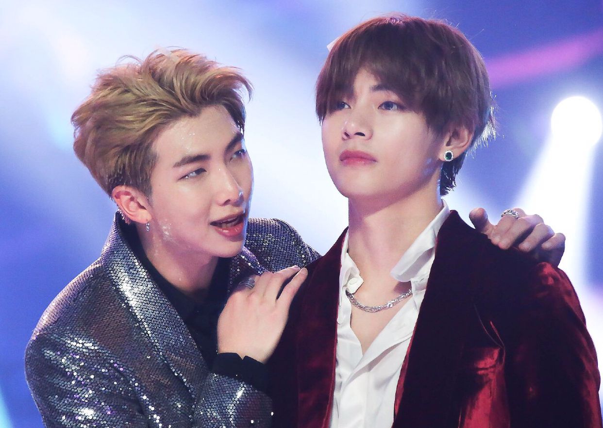 防弹少年团南泰同框发糖啦看金南俊哥哥和他的撒娇小弟金泰亨