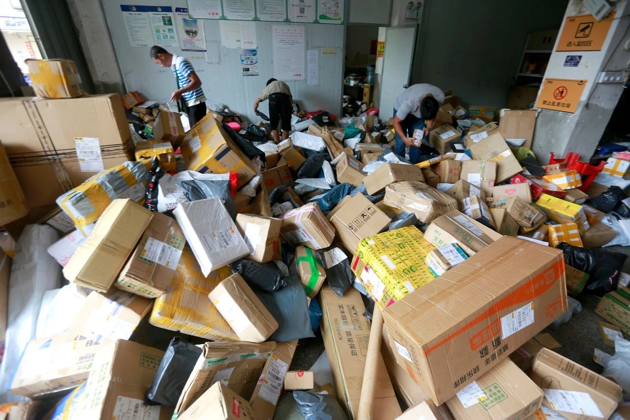 快递公司堆积2000多件无人派送,现场堆积如山,让市民自己去挑