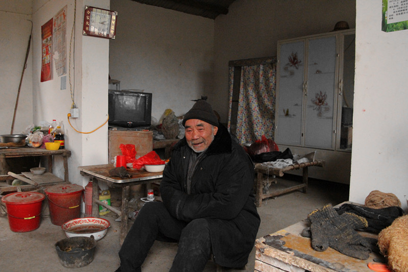 80岁农村孤寡老人,荒村独居,余生心愿只有两点