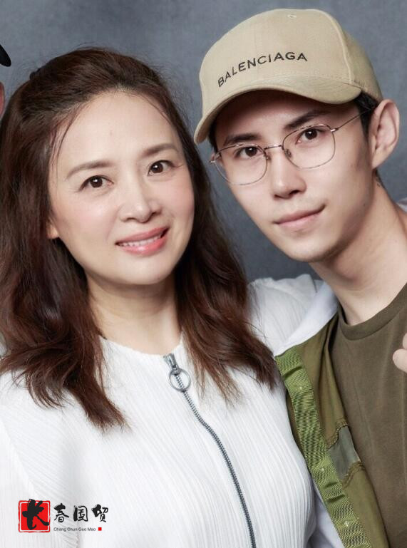 86版《西游记》"蜘蛛精"姚嘉和儿子合影照曝光,母子好似姐弟