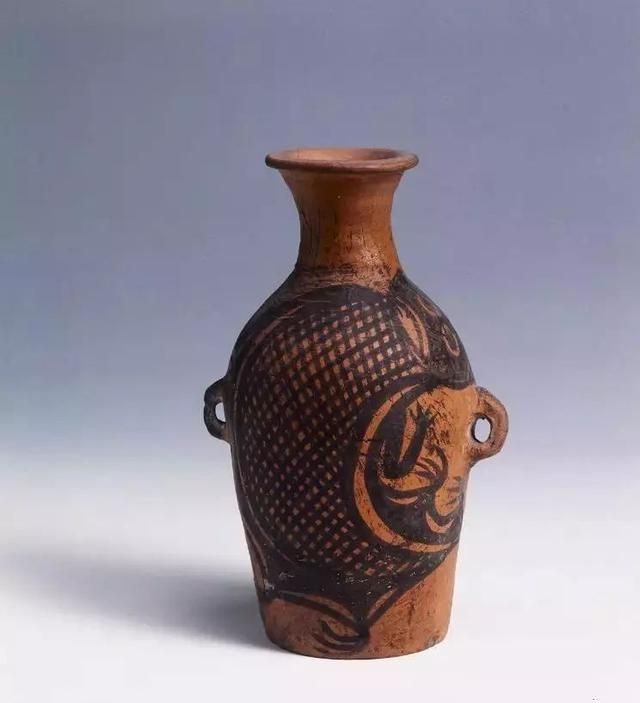 武山县出土国宝级文物鲵鱼纹彩陶瓶再次亮相国家博物馆