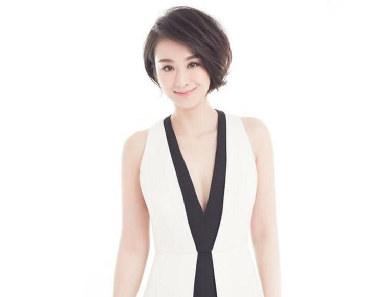 深v领口大秀事业线,时尚气息扑面而来穆婷婷身穿白色无袖低胸连衣裙