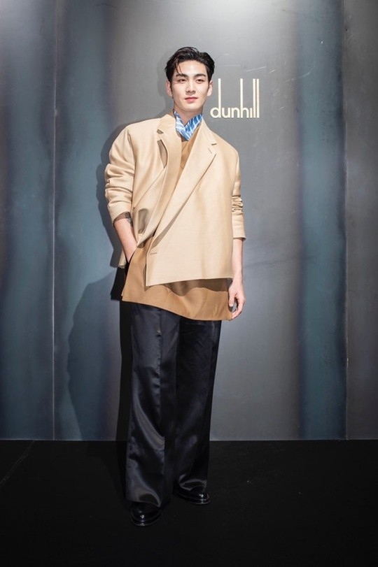 姜东昊出席巴黎时装周 穿出个性的单品