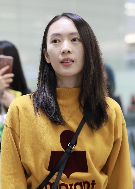 新婚童瑶深夜亮相机场,嘴角忍不住甜笑,素颜皮肤白皙状态超好