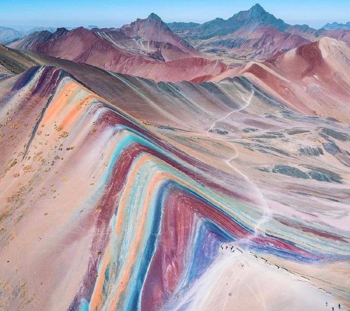 世界上最漂亮的山跟彩虹一样绚丽仿佛上帝在这里打翻了染料盘